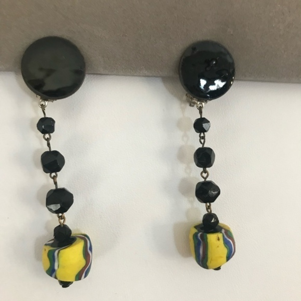 Unusual Vintage Earrings 🤔 Enameled Coins with African Trade Beads - Picture 9 of 9